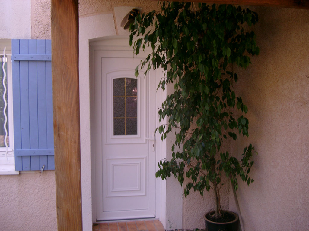 Pose de portes d'entrée à Bormes