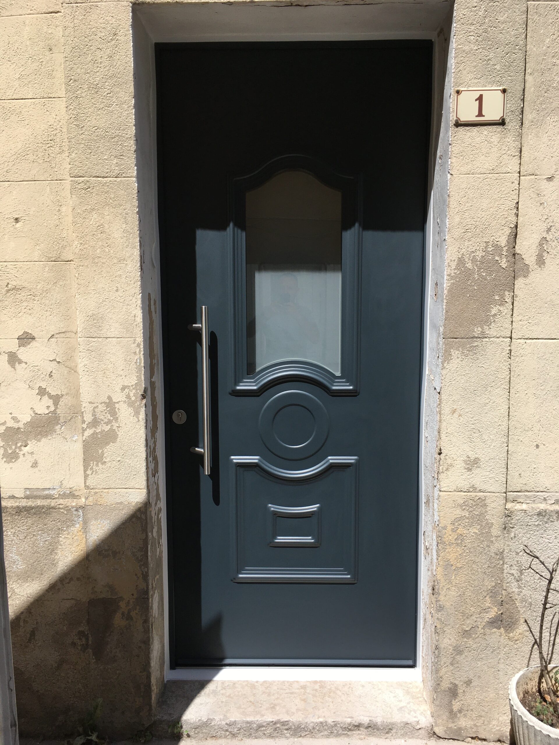 Installation de porte d’entrée aluminium équipée d’un baton de Maréchal  à Méounes les Montrieux