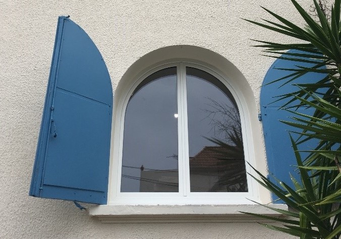 Pose de fenêtres pvc cintrée au Pradet