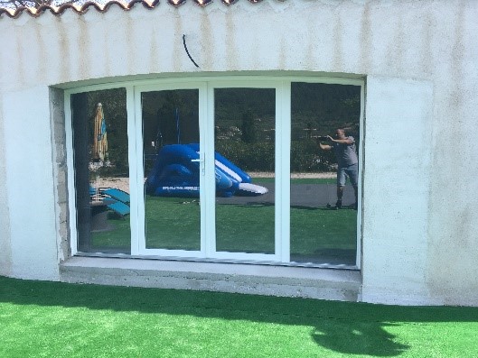 Pose d’une porte  fenêtre PVC cintrée à la Crau