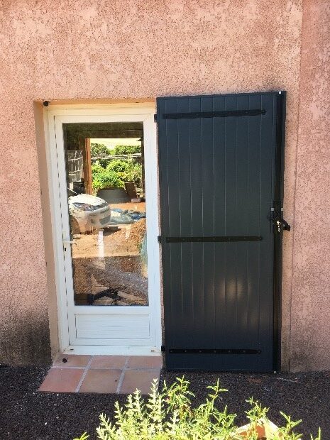 Pose d’une porte fenêtre avec soubassement et volet battant à la Farlède